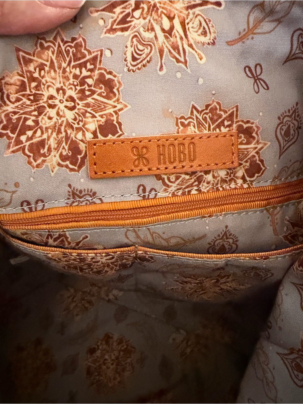 HOBO Beautiful Driftwood shade Leather Tote with Matching Clutch - Picture 4 of 16